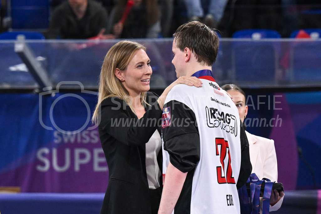 SV Wiler-Ersigen vs Floorball Köniz - 15. April 2023 | SV Wiler-Ersigen vs Floorball Köniz
Stimo Arena, Kloten
Michelle Wiki gratuliert Patrick Eder (#30 Floorball Koeniz) zu seiner erfolgreichen Karriere, die mit diesem Spiel zu Ende geht.
Bild: Sportfotografie Markus Aeschimann | www.markus-aeschimann.ch - Realisiert mit Pictrs.com