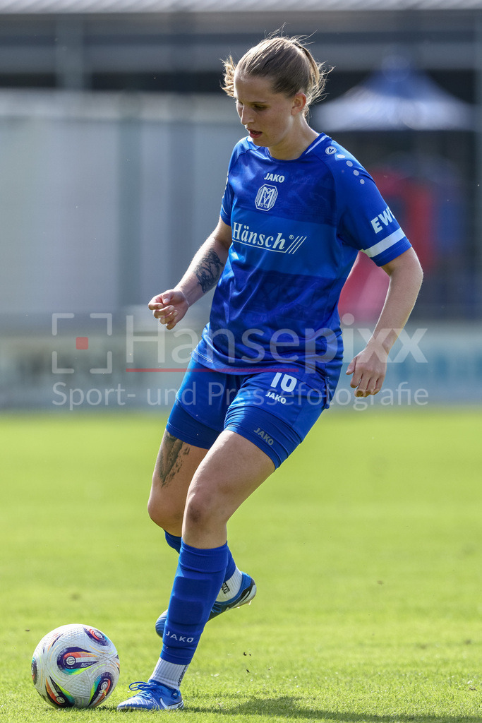 Fussball, Testspiel Frauen, SV Meppen - DSC Arminia Bielefeld | Lara Hohm (SV Meppen, 16) am Ball, Freisteller, Einzelbild, Ganzkörper, Aktion, Action, Spielszene