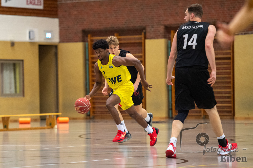 Baskets Juniors/TSG Westerstede-Rasta Vechta 3 | 1. Basketball-Regionalliga; Baskets Juniors/TSG Westerstede (gelb) - Rasta Vechta 3 (schwarz) am 18.01.2025 in Westerstede (Hössensporthalle), Photo: Philip Eiben 2025 - Realisiert mit Pictrs.com