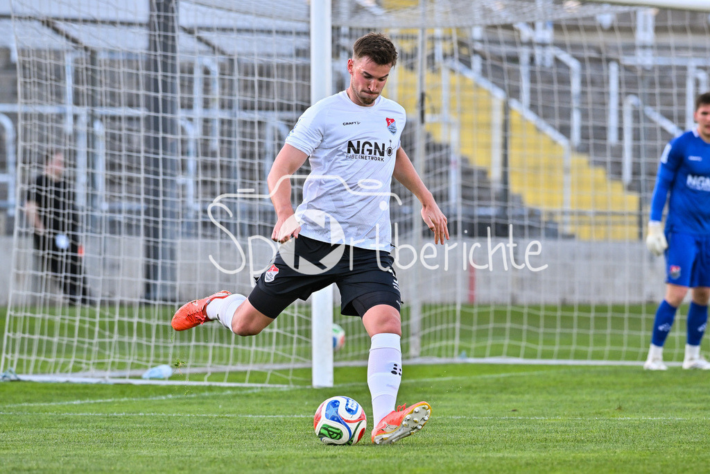 FC Bayern Amateure - TSV Aubstadt | MÜNCHEN, GERMANY - 24. APRIL: am Ball Tim HÜTTL (TSV Aubstadt 3) / Einzelfoto / Freisteller während dem Match zwischen den Amateuren des FC Bayern und dem TSV Aubstadt am 31. Spieltag der Regionalliga Bayern im Grünwalder Stadion
