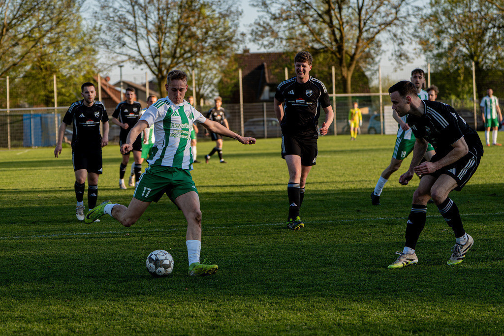 Fußball I Herren I Saison 2025-2026 I Bezirksliga Weser-Ems 4 I 15. Spieltag I TuS Lutten - GW Brockdorf I 07992 | jns.sportfotos - Realisiert mit Pictrs.com