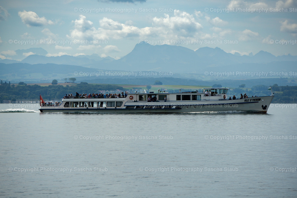 Bootsausfahrt auf dem Neuenburgersee | Willkommen im Shop von Photography Sascha Staub. Hier findest du alle Fotos und Medieninhalten von Sascha Staub. In diesem Shop kannst du Lizenzen zu den Fotos, Drucke und Gutscheine für den Shop erwerben.  - Realisiert mit Pictrs.com