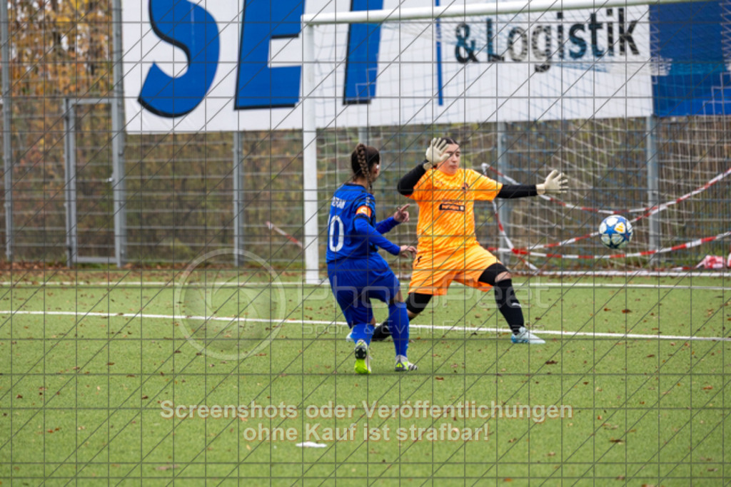 20251109_111830_0224 | Madleen Beran (TSV Eschenbach #10)TSV Eschenbach (blau) vs. ASV Eislingen (dunkelblau), Fussball, Frauen-Quali Bezirksliga - Bezirk Neckar/Fils, 08. Spieltag, Saison 2025/2026, Kunstrasenplatz, Schlater Straße, 73107 Eschenbach, 09.11.2025 - 11:00 Uhr,Foto: PhotoPeet-Sportfotografie/Peter Harich