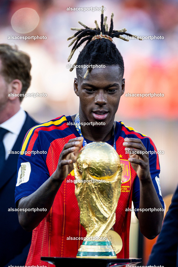 FOOTBALL : Argentine vs Espagne – Finale de la Coupe du Monde FIFA 2026. New York New Jersey Stadium, East Rutherford, New Jersey, États-Unis. 19/07/2026. | Nico Williams #17 (Spain) avec le trophée de la Coupe du Monde de la FIFA 2026.
