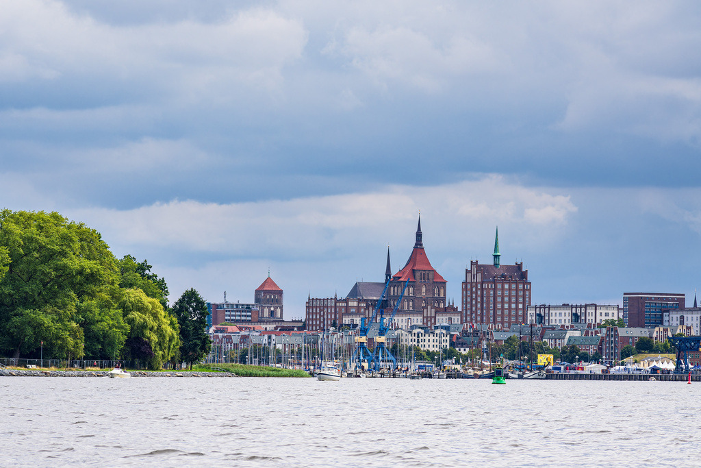 Blick über den Fluss Warnow auf die Hansestadt Rostock | Blick über den Fluss Warnow auf die Hansestadt Rostock.