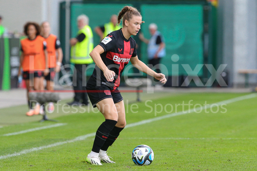 Fussball, Google Pixel Frauen-Bundesliga, VfL Wolfsburg - Bayer 04 Leverkusen | v.li.: Synne Skinnes Hansen (Bayer 04 Leverkusen, 10) Freisteller, Einzelbild, Ganzkörper, Aktion, Action, Spielszene, DIE DFB-RICHTLINIEN UNTERSAGEN JEGLICHE NUTZUNG VON FOTOS ALS SEQUENZBILDER UND/ODER VIDEOÄHNLICHE FOTOSTRECKEN. DFB REGULATIONS PROHIBIT ANY USE OF PHOTOGRAPHS AS IMAGE SEQUENCES AND/OR QUASI-VIDEO.