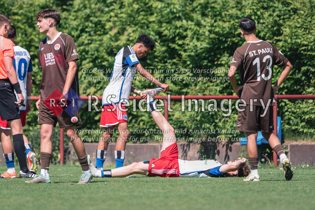 RS-1-047325 | Jamal Kwabena Nabe (#3, HSV) hilft Almin Suljevic (#4, HSV)