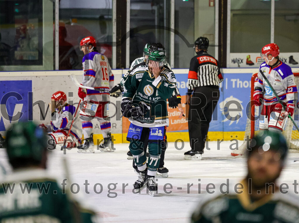 2025-11-30_097_TSV_Erding_gegen_EC_Peiting | Erding, Deutschland, 30.11.2025:Eishockey, Oberliga Süd 2025 / 2026, 22. Spieltag, TSV Erding gegen EC Peiting, Endergebnis: 5:1Philipp Michl (Erding Gladiators, #77)Foto: Christian Riedel / fotografie-riedel.net