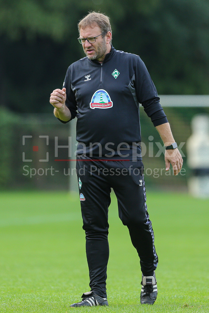 Fussball, Google Pixel Frauen-Bundesliga, Training SV Werder Bremen | v.li.: Thomas Horsch (Trainer, Cheftrainer, SV Werder Bremen) gibt Anweisungen, gestikuliert, mit den Armen gestikulieren