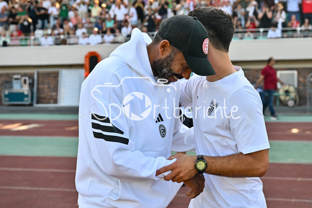 1. FC Schweinfurt 05 - Fortuna Düsseldorf | im Bild  Daniel THIOUNE Trainer Fortuna Düsseldrof im Gespräch mit Victor KLEINHENZ Trainer FC Schweinfurt 05 / DFB-Pokal: 1. FC Schweinfurt 05 - Fortuna Düsseldorf; Riedel-Bau Arena am 18.08.2025