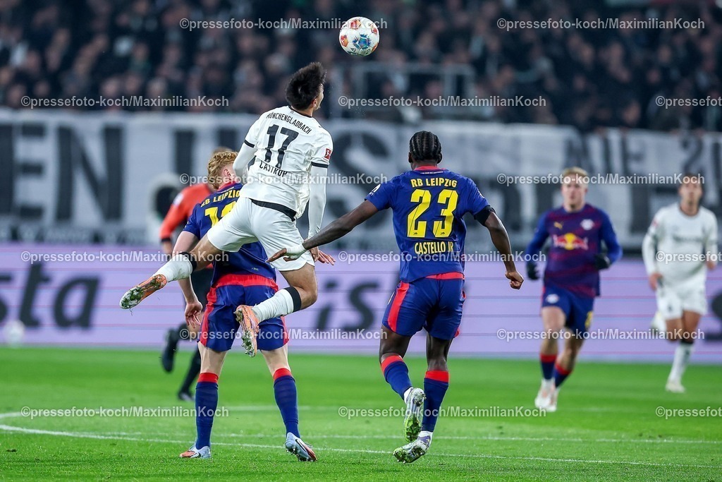 BMG28112501017 | 28.11.2025, Fußball, Borussia Mönchengladbach - RB Leipzig, 1. Fußball Bundesliga, 12.Spieltag, Borussia-Park, Saison 2025 2026: Jens Castrop&nbsp;(Borussia Mönchengladbach #17) im Zweikampf gegen  Castello Lukeba&nbsp;(RB Leipzig #23) DFB regulations prohibit any use of photographs as image sequences and or quasi-video.