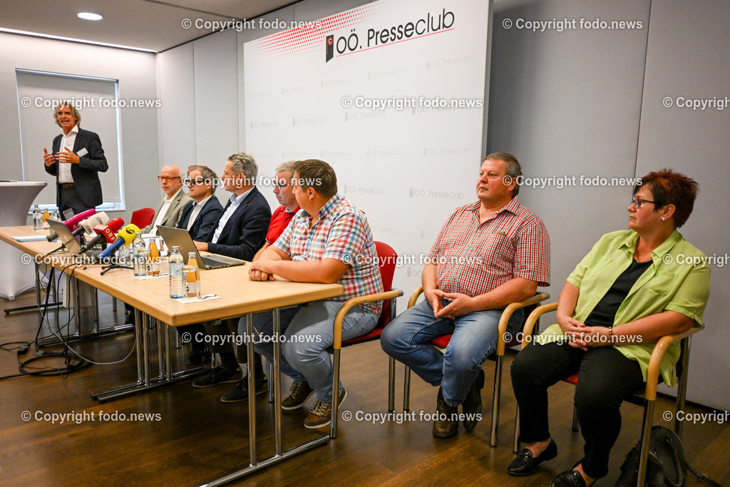 Pressekonferenz ADX Energy_ 07.09.2023-15 | 07.09.2023, Presseclub Linz, AUT, Pressekonferenz ADX Energy, Stimmungslage zur Gasexploration in Molln, im Bild Georg Brasseur (Univ. Prof. TU Graz), Alan Reingruber (Geschaeftsfuehrer ADX Vie GmbH), Paul Fink (CEO ADX Energy), Andreas Knoll (Regioplan Ingenieure Salzburg GmbH), Martin Schober (Gemeindevorstand Molln), Landwirte aus der Region
