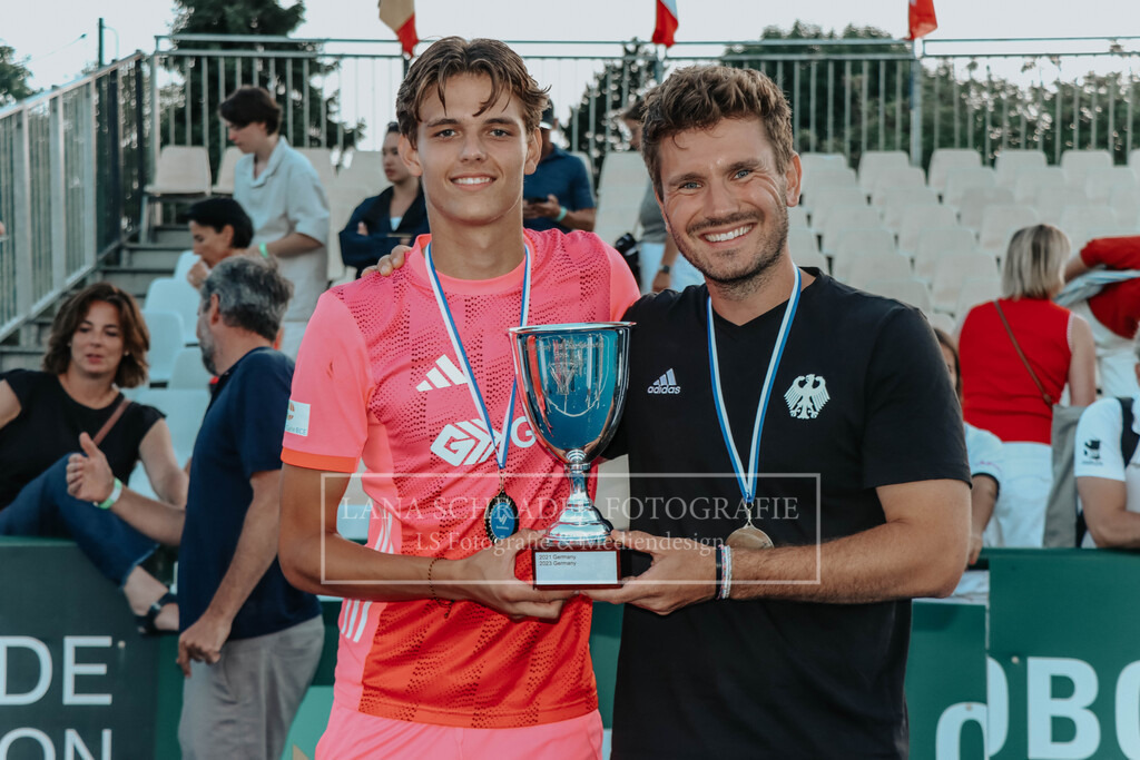 EM_MU18_F_GER-BEL_Lille_bearbeitet_Pokalbilder (70 von 137) | lanaschraderfotografie - Realisiert mit Pictrs.com