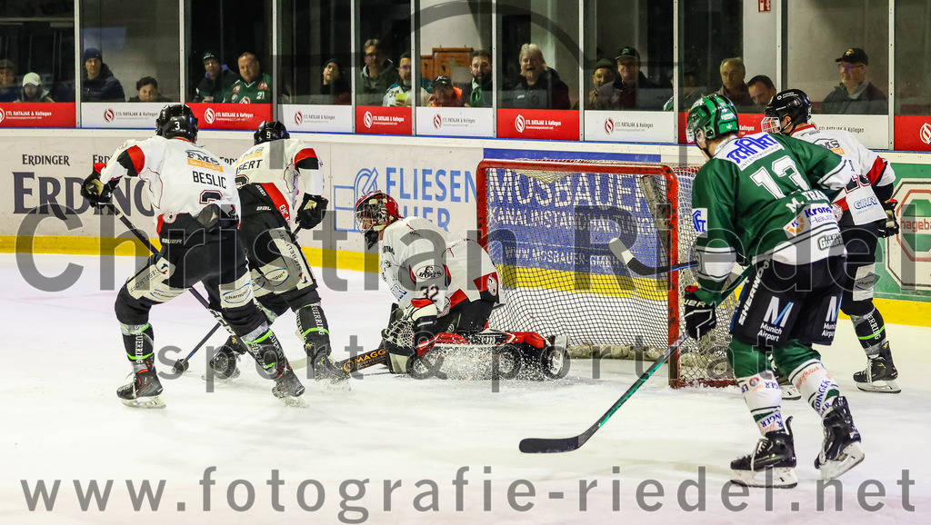 2023-11-12_121_TSV_Erding_gegen_EHC_Koenigsbrunn | Erding, Deutschland, 12.11.2023:
Eishockey, Bayernliga Vorrunde 2023 / 2024, 9. Spieltag, TSV Erding gegen EHC Königsbrunn, Endergebnis: 3:2

Torwart Stefan Vajs (EHC Königsbrunn, #32)

Foto: Christian Riedel / fotografie-riedel.net
