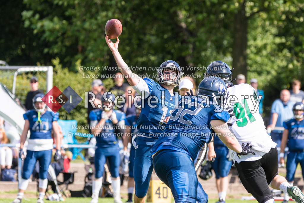 American Football, Saison 2022, Regionalliga Nord, Hamburg Blue Devils - Oldenburg Knights, Dr.-Hermann-Schnell-Sportplatz (Hamburg), 06.08.2022, 07. Gameweek | Leif Plagge (#11, Blue Devils, Quarterback)