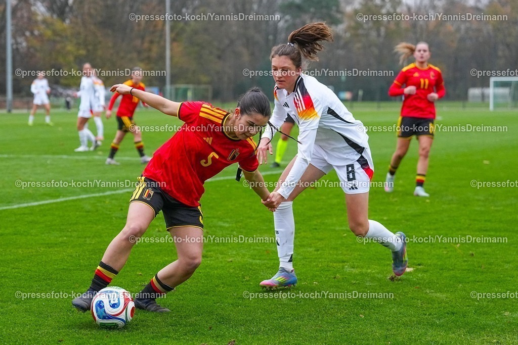 xYDRx26112501052 | 26.11.2025, xydrx, Fußball, Länderspiel, EM-Qualifikation U19-Frauen, Belgien - Deutschland, Sportschule Wedau: Free Vanneste (BEL #5) im Zweikampf gegen Lotta Wrede (GER #8)