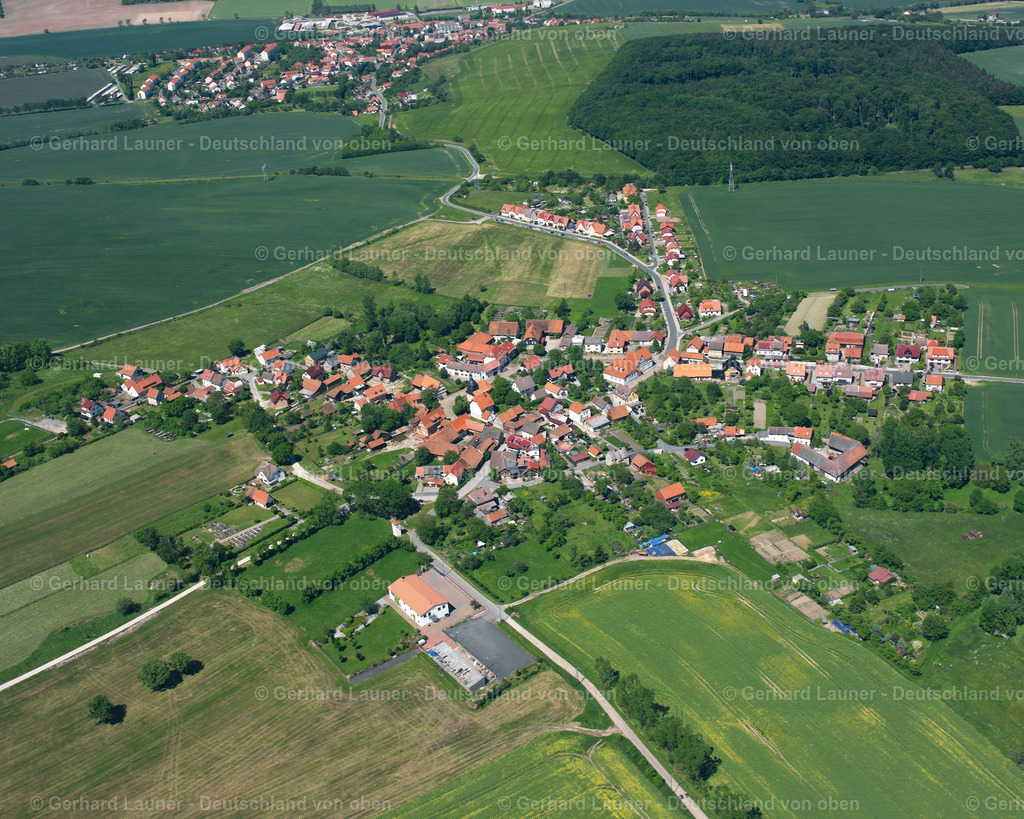 2634388 | HAURöDEN 16.06.2006 Landwirtschaftliche Nutzflächen und Feldgrenzen umsäumen das Siedlungsgebiet des Dorfes in Hauröden im Bundesland Thüringen, Deutschland. // Agricultural land and field boundaries surround the settlement area of the village in Hauroeden in the state Thuringia, Germany. Foto: Gerhard Launer