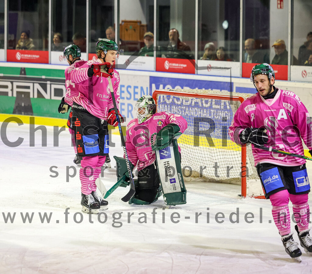 2025-10-24_071_TSV_Erding_gegen_Deggendorfer_SC | Erding, Deutschland, 24.10.2025:Eishockey, Oberliga Süd 2025 / 2026, 11. Spieltag, TSV Erding gegen Deggendorfer SC, Endergebnis: 2:4Moritz Köttstorfer (Erding Gladiators, #61), Torwart Leon Meder (Erding Gladiators, #39), Maximilian Forster (Erding Gladiators, #81)Foto: Christian Riedel / fotografie-riedel.net