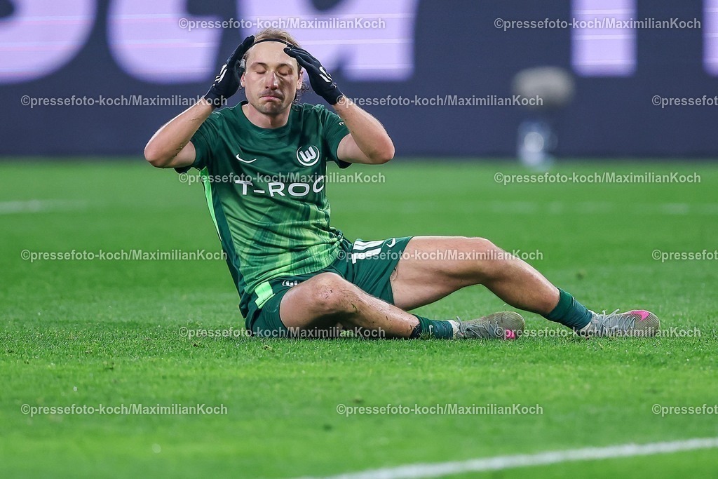 BMG13122502111 | 13.12.2025, Fußball, Borussia Mönchengladbach - VfL Wolfsburg, 1. Fußball Bundesliga, 14.Spieltag, Borussia-Park, Saison 2025 2026: Lovro Majer&nbsp;(VfL Wolfsburg #10) sitzt auf dem Spielfeld und reagiert Enttäuscht  DFB regulations prohibit any use of photographs as image sequences and or quasi-video.