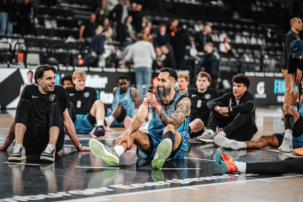 Basketball | Männer | Saison 2025/2026 | easyCredit Basketball Bundesliga | 13. Spieltag | Veolia Towers Hamburg vs. Rostock Seawolves | 22.04.2026 | Martin Breunig (#13, Veolia Towers Hamburg) mit einer Ansage an die Fans, link Benedikt Turudic (#44, Veolia Towers Hamburg)