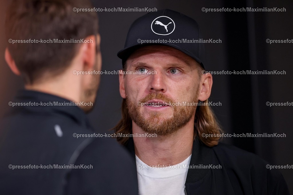 BMG05102502213 | 05.10.2025, Fußball, Borussia Mönchengladbach - SC Freiburg, 1. Fußball Bundesliga, Borussia-Park, Saison 2025 2026: Cheftrainer Eugen Polanski (Borussia Mönchengladbach) DFB regulations prohibit any use of photographs as image sequences and or quasi-video.