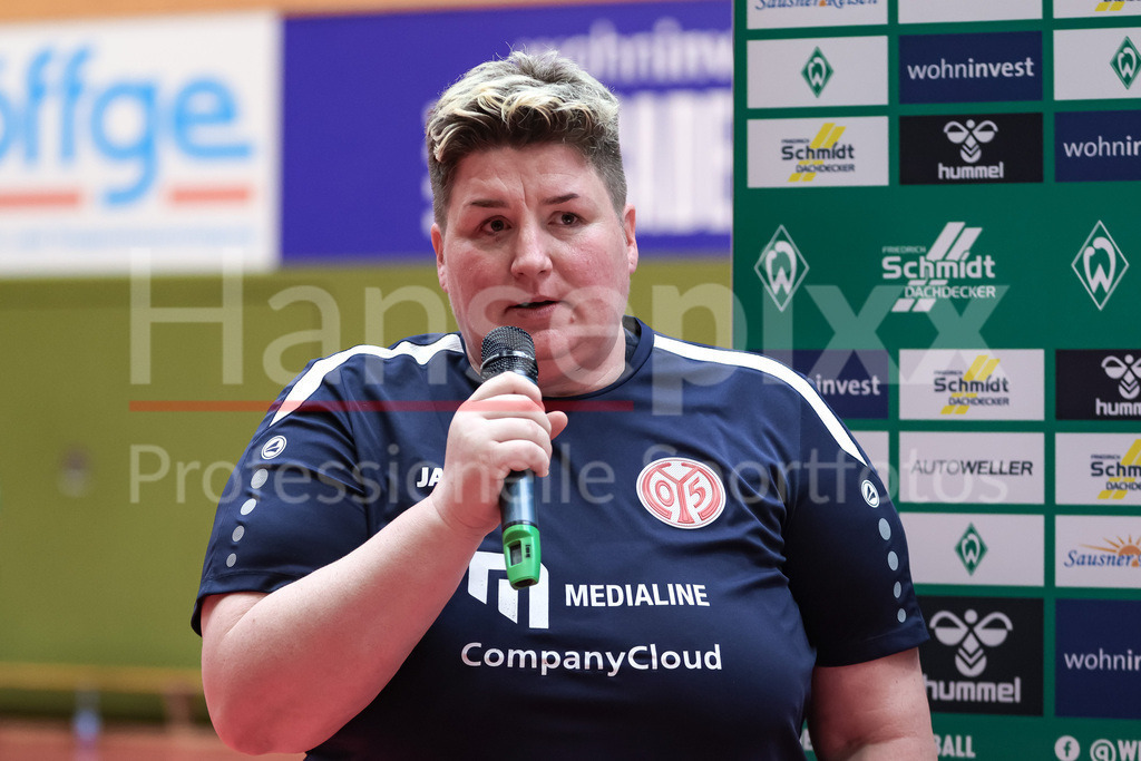 Handball, 2. Bundesliga Frauen, SV Werder Bremen - 1. FSV Mainz 05 | v.li.: Ilka Fickinger (Trainerin, 1. FSV Mainz 05) während der Pressekonferenz nach dem Spiel, Portrait, Nahaufnahme, Einzelfoto, Einzelbild