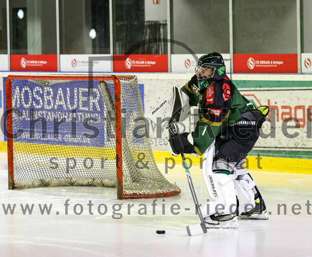 2022-12-04_038_TSV_Erding_gegen_EHC_Klostersee | Erding, Deutschland, 04.12.2022:
Eishockey, Bayernliga U17 2022 / 2023, 11. Spieltag, TSV Erding gegen EHC Klostersee, Endergebnis: 3:5

Torwart Nico Wimmer (Erding Gladiators, #1)

Foto: Christian Riedel / fotografie-riedel.net