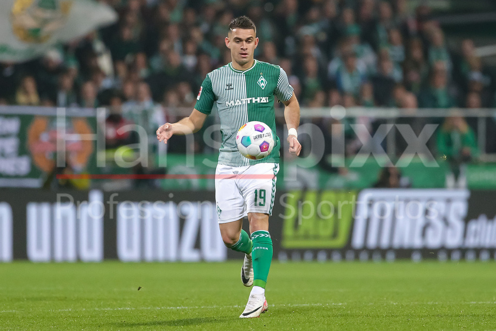 Fussball, Bundesliga, SV Werder Bremen - Eintracht Frankfurt | v.li.: Rafael Borre (SV Werder Bremen, 19) am Ball, Freisteller, Einzelbild, Ganzkörper, Aktion, Action, Spielszene, DIE DFL-RICHTLINIEN UNTERSAGEN JEGLICHE NUTZUNG VON FOTOS ALS SEQUENZBILDER UND/ODER VIDEOÄHNLICHE FOTOSTRECKEN. DFL REGULATIONS PROHIBIT ANY USE OF PHOTOGRAPHS AS IMAGE SEQUENCES AND/OR QUASI-VIDEO.