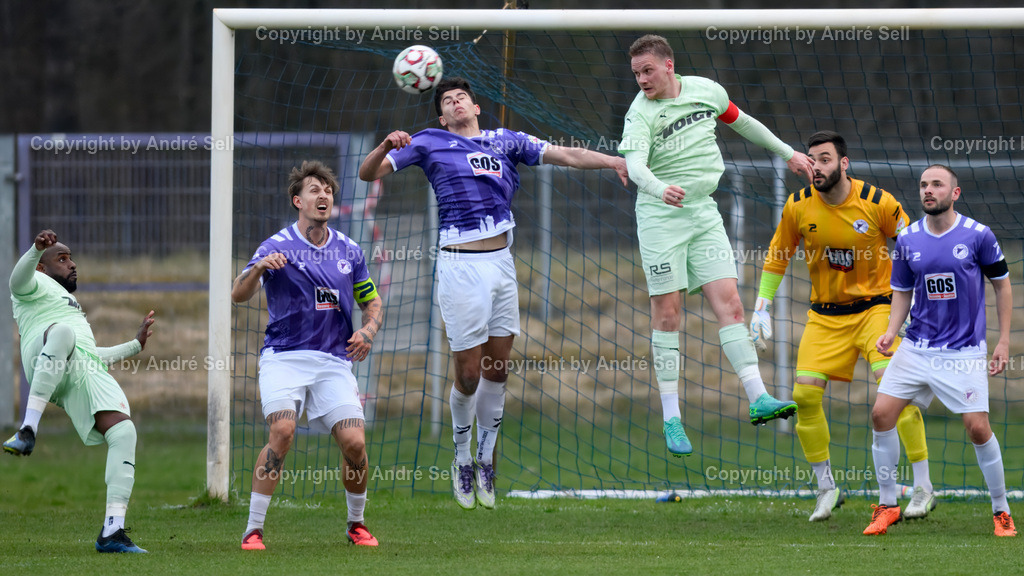 VfR Neumünster (lila) vs PSV Neumünster (grün) | Kenny Korup (VfR #4) &amp; Ilir Serifi (VfR #10) &amp; Christopher Newe (VfR #25) &amp; Christoph Kahlcke (VfR #8) vs Grady Zinkondo (PSV #30) &amp; Timo Barendt (PSV #22) / Fußball-Oberliga Männer 2025/2026 / VfR Neumünster (lila) vs PSV Neumünster (grün) / Grümmi-Arena / Neumünster / 15.04.26 - Realisiert mit Pictrs.com