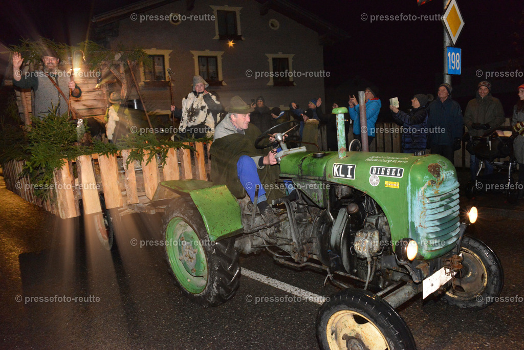 -news-2022-Dez05-Nikolo-Einzug-Lechaschau-WTV_6327 | Info aus dem Bezirk Reutte/Ausserfern Tirol sowie eine umfangreiche Bilddatenbank über die gesamte Region: Lechtal, Talkessel Reutte, Tannheimertal, Zwischentoren. Lech, Plansee, Zugspitze, Grenztunnel, B179, Fernpassstraße, Verkehr, Lawinen, Tradition, - Realisiert mit Pictrs.com