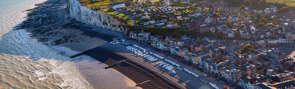 Vue aérienne: Panorama à Mers-les-Bains dans le département Somme, France. Photo: IMG_70802-Pano.jpg prise le 24/08/2014 par Werner Riehm/FLY-FOTO.eu – Résolution de l'original: 7530 x 2279 px
