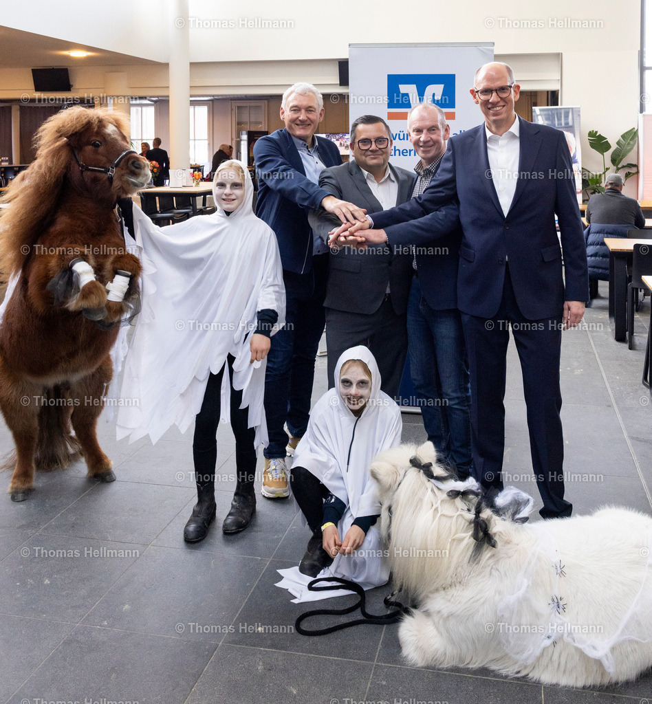 TH_Vertragsverlängerung_ VR Bank_36000 | Vertragsverlängerung, VR Bank, Ulf Paetau, Francois Kasselmann, Dr. Rainer Bouss, Dirk Dejewski bei den VR Classics 2026 am 15.02.26 in Neumünster, Holstenhallen
