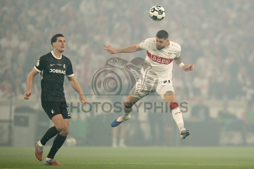VfB Stuttgart vs. SC Freiburg, Fussball, DFB-Pokal, Halbfinale, 23.04.2026 | Jeff Chabot (VfB Stuttgart, #24) mit einem Kopfball, links steht Igor Matanovic (SC Freiburg, #31),VfB Stuttgart vs. SC Freiburg, Fussball, DFB-Pokal, Halbfinale, 23.04.2026DFB regulations prohibit any use of photographs as image sequences and/or quasi-video
