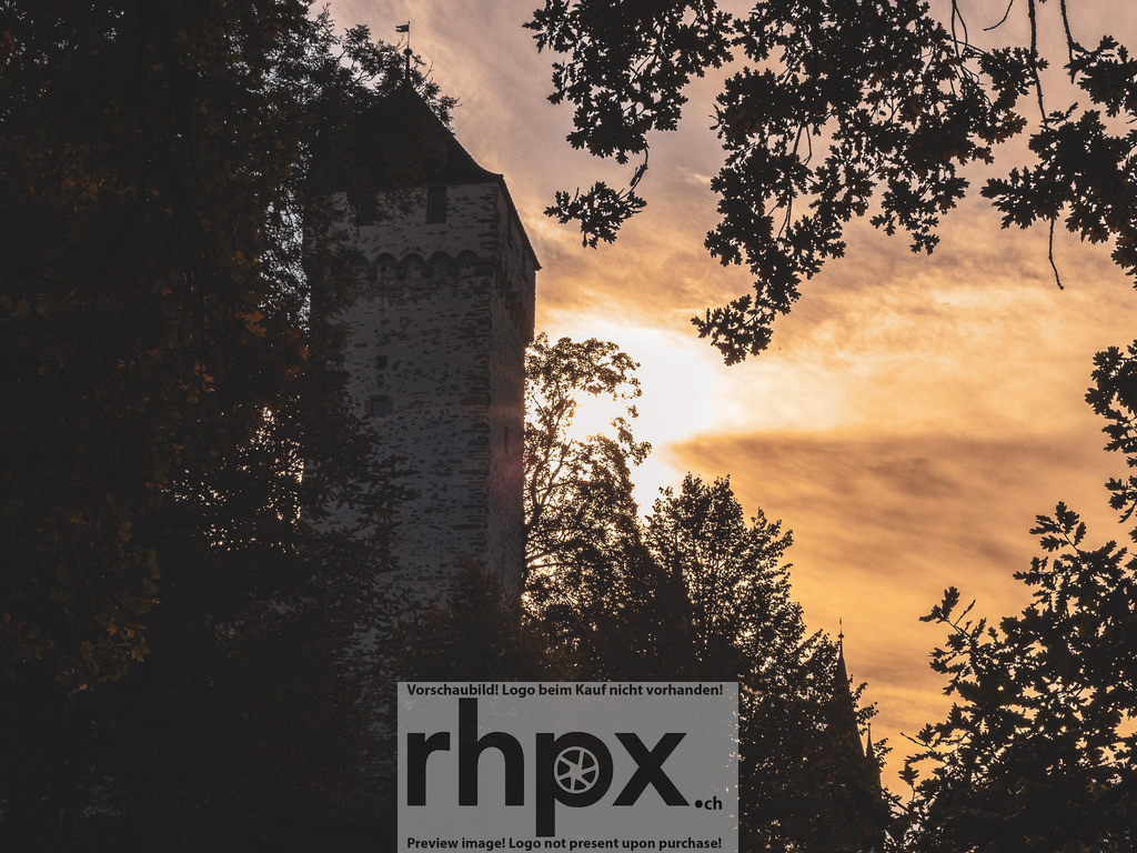 Museggturm im Goldlicht | <p><strong>Stein. Licht. Geschichte.</strong></p><p>Das warme Licht der Abendsonne bricht sich in den Baumkronen und hüllt den historischen Museggturm in eine goldene Aura. Ein stiller Zeuge der Luzerner Stadtgeschichte präsentiert sich hier in seiner ganzen zeitlosen Erhabenheit.</p><p>Wähle unter "Produktauswahl" dein Wunschformat: Vom klassischen Wandbild über Puzzle & Tassen bis zum digitalen Download (z.B. als Handy-Hintergrund).</p><br> - Realisiert mit Pictrs.com