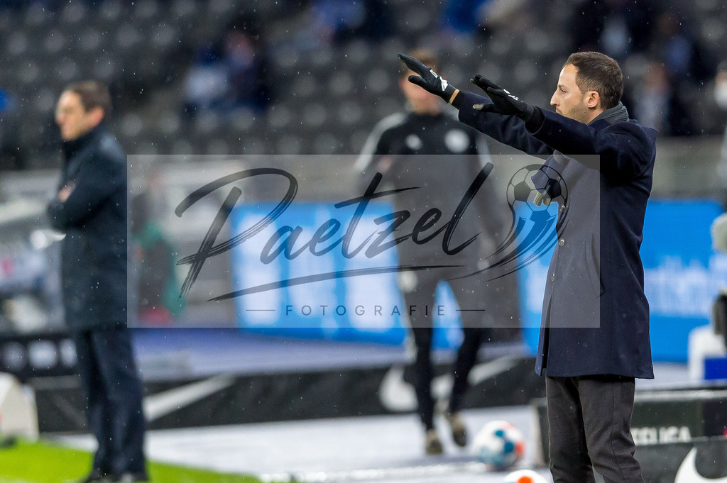 BSCRBL20220220_050 | Fussball, Herren: Trainer Domenico Tedesco (RB Leipzig) gestikuliert, Gestik bei dem Spiel der 1. Bundesliga zwischen Hertha BSC und RB Leipzig im Olypiastadion am 20.02.2022 in Berlin, Deutschland.DFB / DFL REGULATIONS PROHIBIT ANY USE OF PHOTOGRAPHS AS IMAGE SEQUENCES AND/OR QUASI-VIDEO. - Realisiert mit Pictrs.com