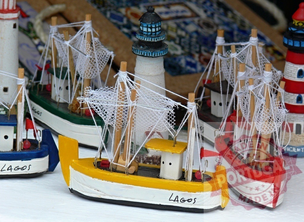 Handcrafted wooden fishing boats and lighthouses from Lagos, Portugal | Handcrafted miniatures of wooden fishing boats and lighthouse souvenirs in a shop - Realisiert mit Pictrs.com