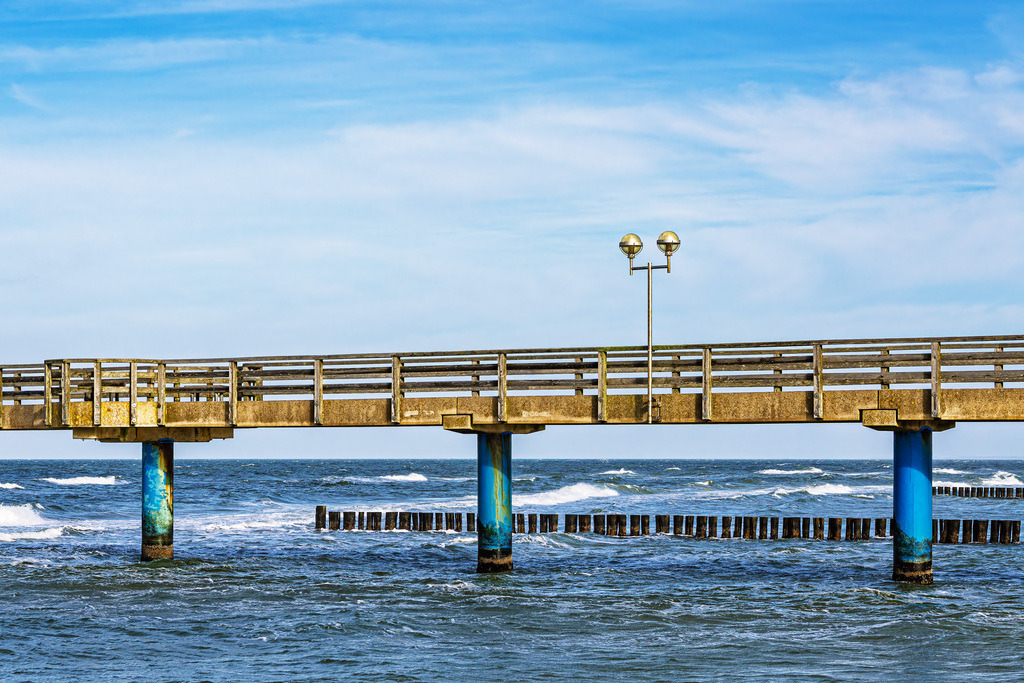 Buhne und Seebrücke an der Küste der Ostsee in Graal Müritz | Buhne und Seebrücke an der Küste der Ostsee in Graal Müritz.