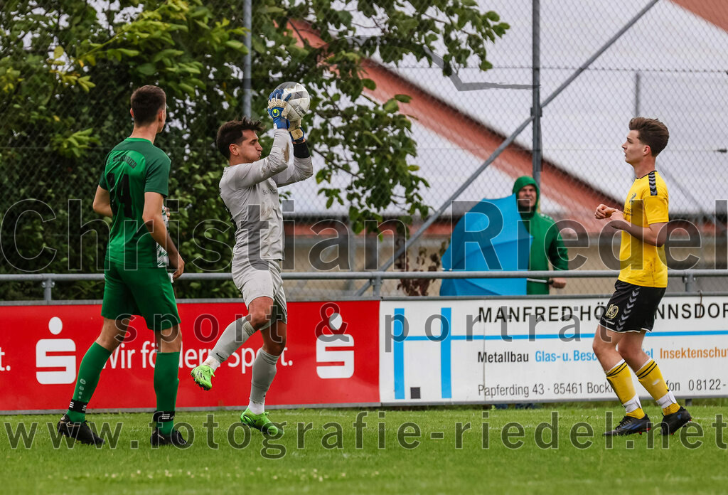 2023-08-06_071_SC_Kirchasch_gegen_SV_Eichenried | Bockhorn, Deutschland, 06.08.2023:
Fußball, Kreisliga 2023 / 2024, 2. Spieltag, SC Kirchasch gegen SV Eichenried, Endergebnis: 3:1

Albert Hofberger (SV Eichenried, #14), Torwart Taygun Yildiz  (SV Eichenried, #29), Julian Bauer (SC Kirchasch, #19)

Foto: Christian Riedel / fotografie-riedel.net