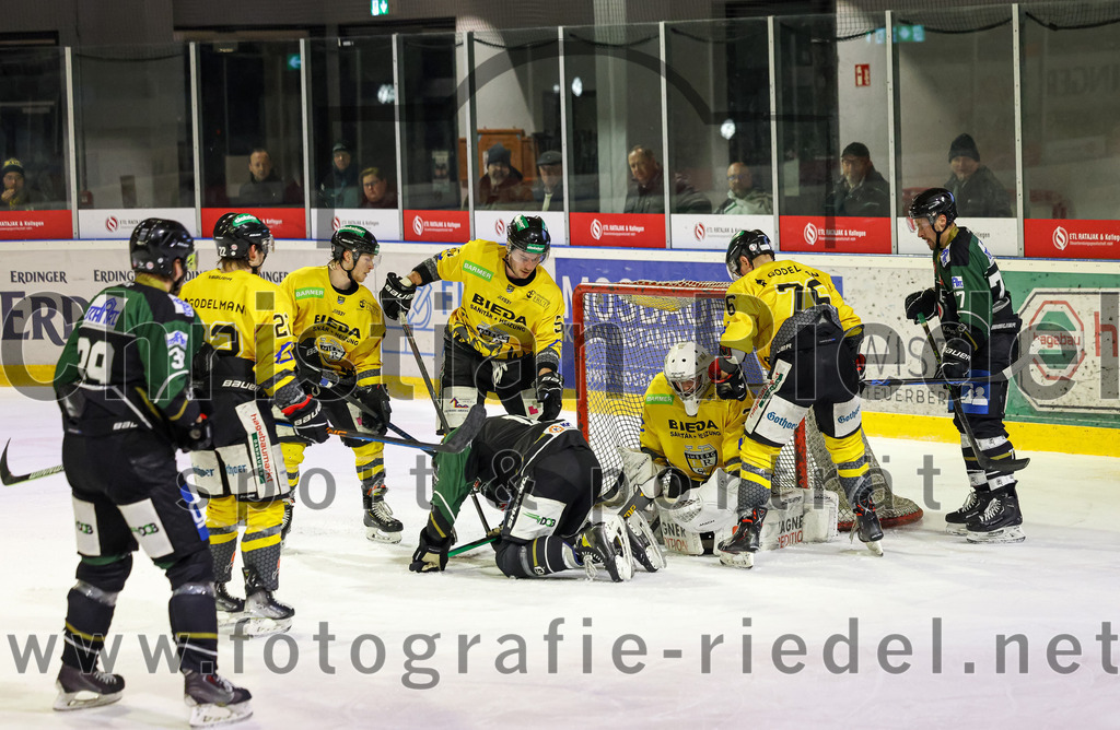 2023-02-10_124_TSV_Erding_gegen_ERSC_Amberg | Erding, Deutschland, 10.02.2023:
Eishockey, Bayernliga Meisterrunde Gruppe B 2022 / 2023, 3. Spieltag, TSV Erding gegen ERSC Amberg, Endergebnis: 6:3

Thomas Plihal (Erding Gladiators, #39), Torwart Timon Bätge (ERSC Amberg, #31), Felix Feder (ERSC Amberg, #76), Philipp Michl (Erding Gladiators, #77)

Foto: Christian Riedel / fotografie-riedel.net
