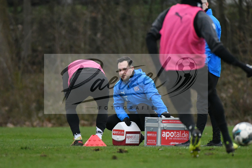 20200220_TRAOSN_0016 | Fussball, Herren: Marc Heider (VfL Osnabrueck) wird behandelt von Physiotherapeut Lennart Bartling (VfL Osnabrueck) waehrend der Trainingseinheit des VfL Osnabrueck im Sportpark Illoshoehe am 20.02.2020 in Osnabrueck, Deutschland. - Realisiert mit Pictrs.com