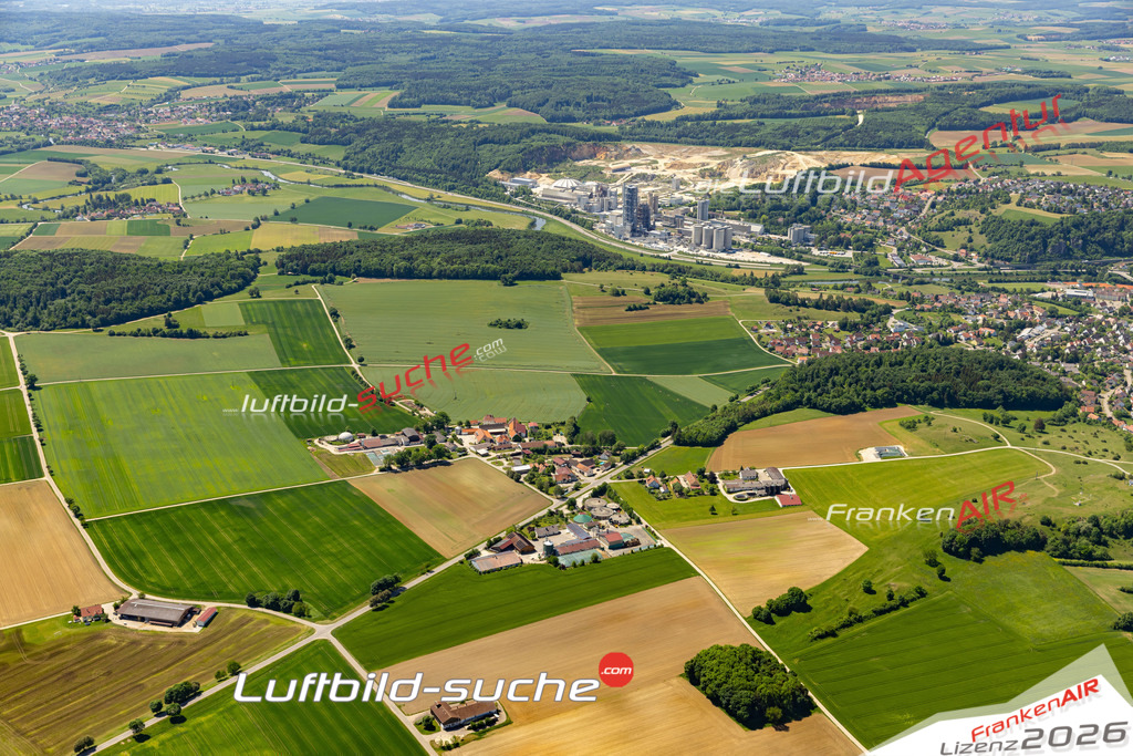 Die Luftaufnahme Kratzhof - Harburg wurde 2022 vom Flugzeug aus (keine Drohne) erstellt. Hohe Auflösung -für große Poster und Wandbilder geeignet - Garantiert!