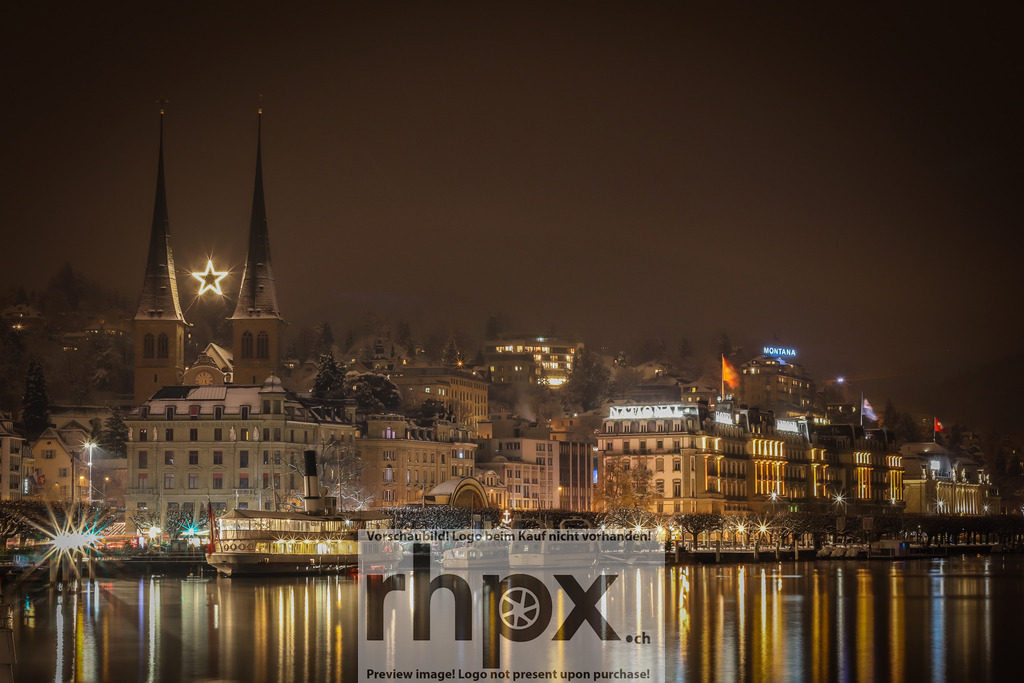 Weihnachtliche Altstadt Luzern | Festlich erleuchtete Altstadt von Luzern bei Nacht - Realisiert mit Pictrs.com