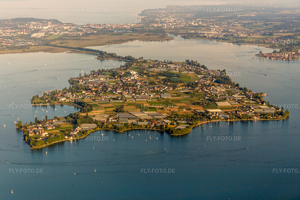 Luftbild: See- Insel Reichenau im Bodensee im Ortsteil Mittelzell in Reichenau im Bundesland Baden-Württemberg in Deutschland. Foto: IMG_094350.jpg vom 27.08.2016 durch Werner Riehm/FLY-FOTO.de
