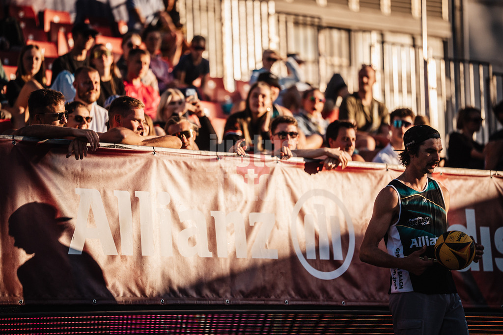 Beachvolleyball | Männer | Allianz German Beach Tour 2025 | Tourstop Berlin | 21.08.2025 | Jannik Kühlborn vor dem Aufschlag