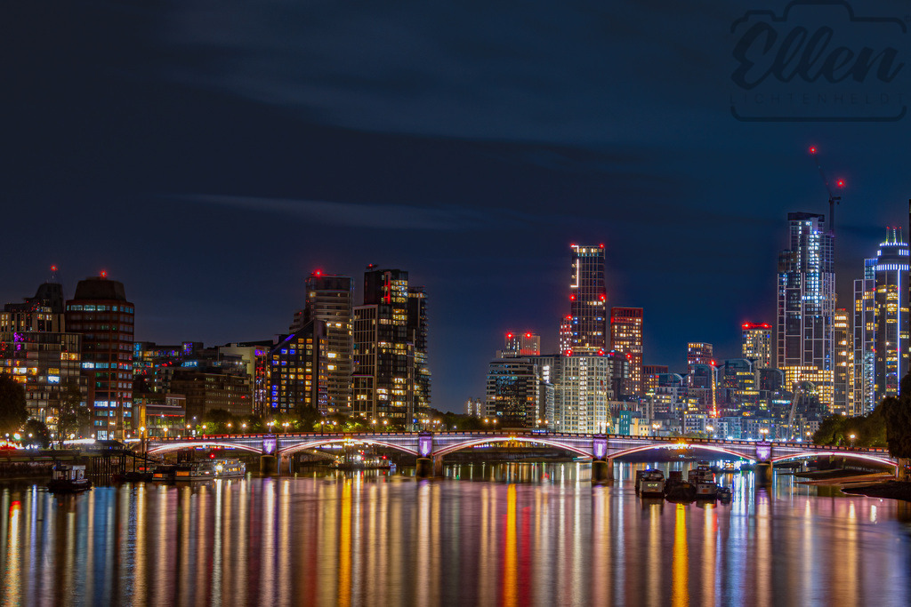 City in Motion | Across the Thames, London’s skyline gleams in fluid reflections. Lights shimmer like living threads, weaving the rhythm of a city that never truly rests — vibrant, modern, and endlessly alive. - Realisiert mit Pictrs.com