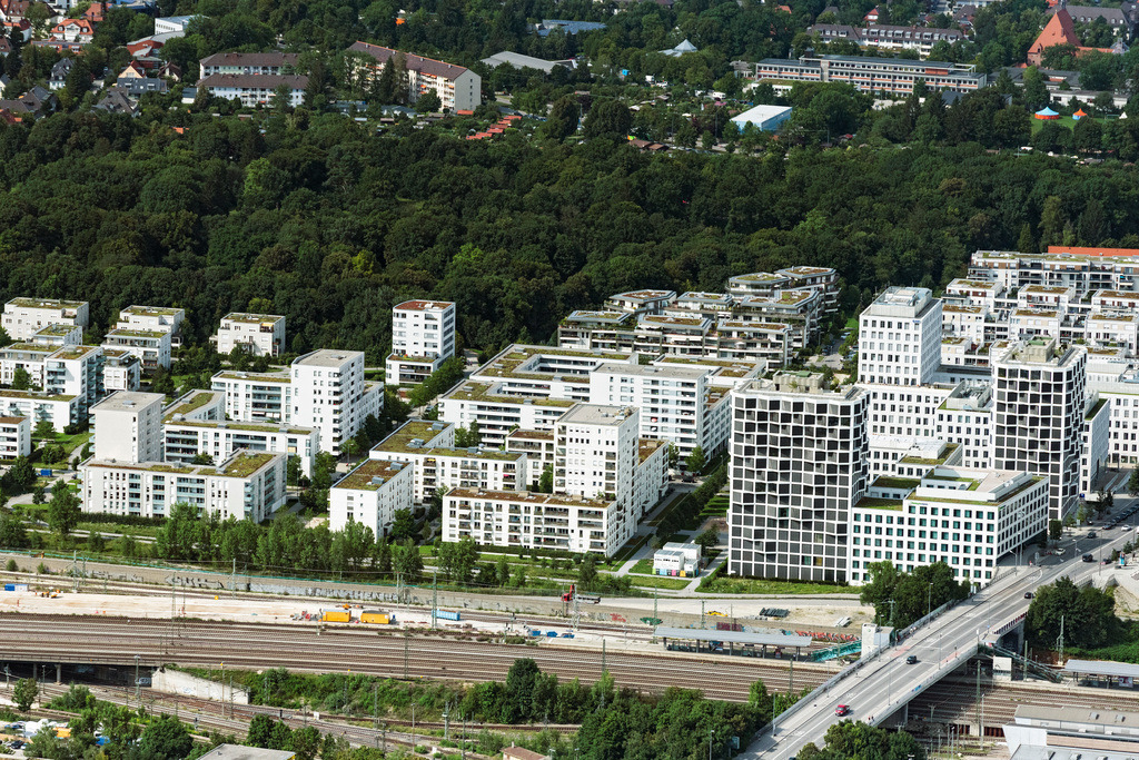 dr__0071863.jpg | MüNCHEN 12.08.2021 Wohngebiet der Mehrfamilienhaussiedlung " Hirschgarten Forum " an der Friedenheimer Brücke im Stadtteil Neuhausen-Nymphenburg in München im Bundesland Bayern, Deutschland. Weiterführende Informationen bei: Allmann Sattler Wappner Architekten GmbH,  HASLREITER GMBH,  HOCHTIEF Aktiengesellschaft AG,  Union Investment Real Estate GmbH,  a+p Architekten. // Residential area of the multi-family house settlement Hirschgarten Forum on Friedenheimer bridge in the district Neuhausen-Nymphenburg in Munich in the state Bavaria, Germany. Further information at: Allmann Sattler Wappner Architekten GmbH,  HASLREITER GMBH,  HOCHTIEF Aktiengesellschaft AG,  Union Investment Real Estate GmbH,  a+p Architekten. Foto: Daniel Reiter