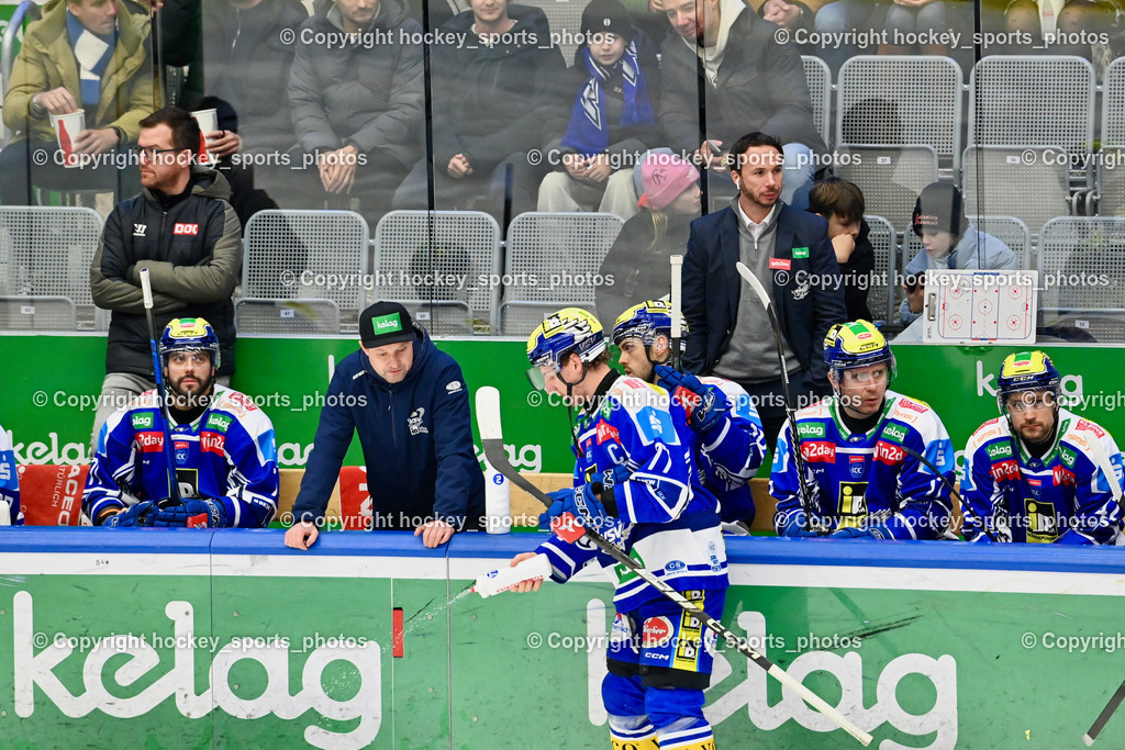 EC IDM WÄRMEPUMPEN VSV vs. HCB Südtirol Alperia | Spielerbank EC VSV, Marco Pewal Assistant Coach EC VSV, Christoph Apoloner Equipment Manager EC VSV, Dr. Müller-Muttonen Steve-Oliver Teamdoc EC VSV, #77 Philipp Lindner EC VSV, EC IDM WÄRMEPUMPEN VSV vs. HCB Südtirol Alperia, EC IDM WÄRMEPUMPEN VSV vs. HCB Südtirol Alperia am 28.12.2025 in Villach (Stadthalle Villach), Austria, (Photo by Bernd Stefan)
