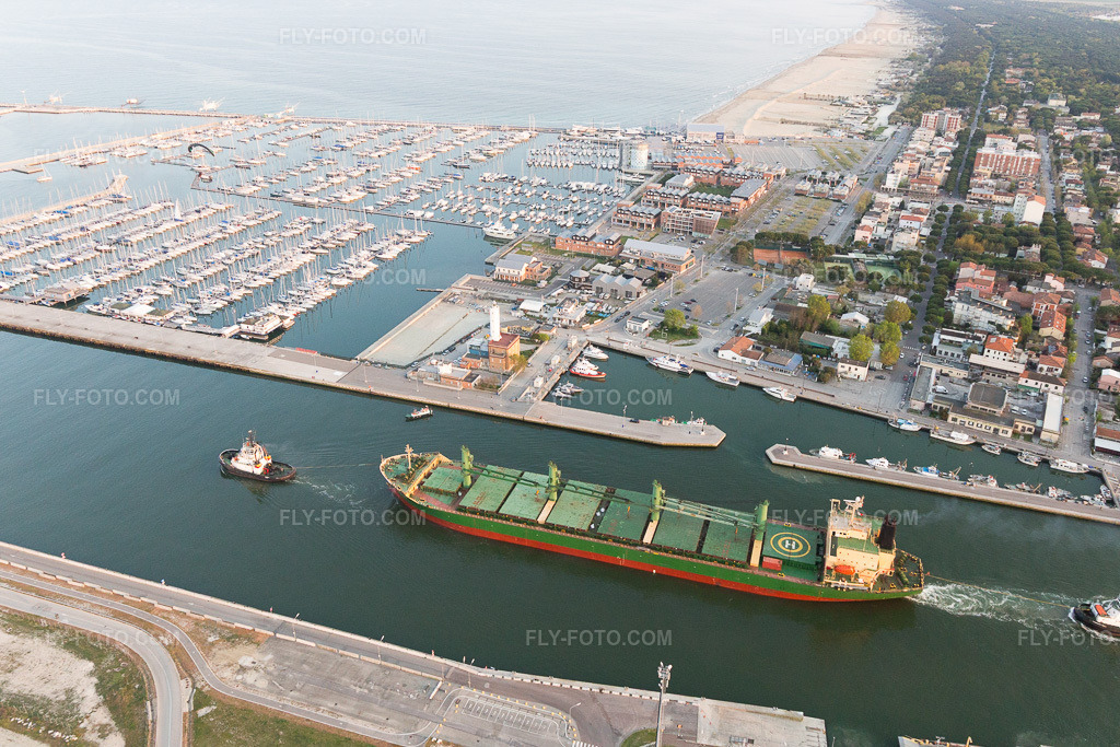 Aerial view: View of the town in Porto Corsini in the state Emilia Romagna, Italy.Photo: IMG_098524.jpg taken on 04/05/2017 by Werner Riehm/FLY-FOTO.comResolution of the original: 4882 x 3255 px