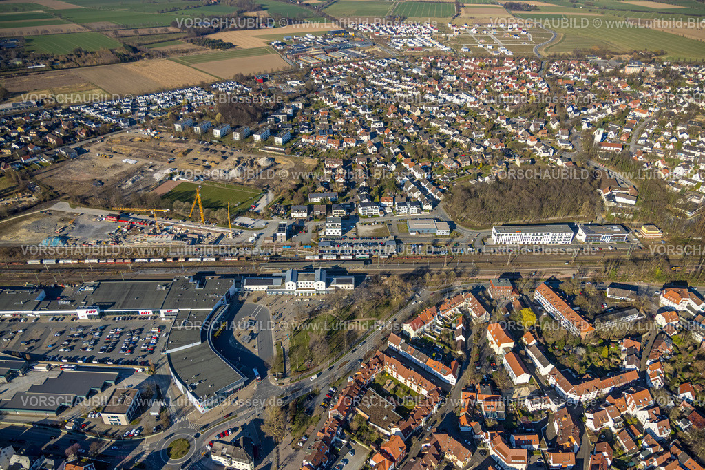 Soest250306624 | Luftbild, Bahnhof Hbf Soest, Baugebiet Teinenkamp, Reihenhäuser, Sportplatz Jahnplatz des TuS-Jahn Soest e.V., Neubau Wohngebiet Bergenring, Baustelle für die VHS, das DiLAS und das Kundenzentrum der Stadtwerke, Soest, Soester Börde, Nordrhein-Westfalen, Deutschland
