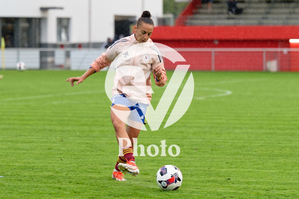 DZ8_6749_c | Switzerland: AXA Womens Super League 2025/26, Servette FC Chenois Feminin vs FC Aarau Frauen - Stade des Trois-Chene, Chene-Bourge: Ana Jelencic (18 Servette FC Chenois Feminin) during warm-up 